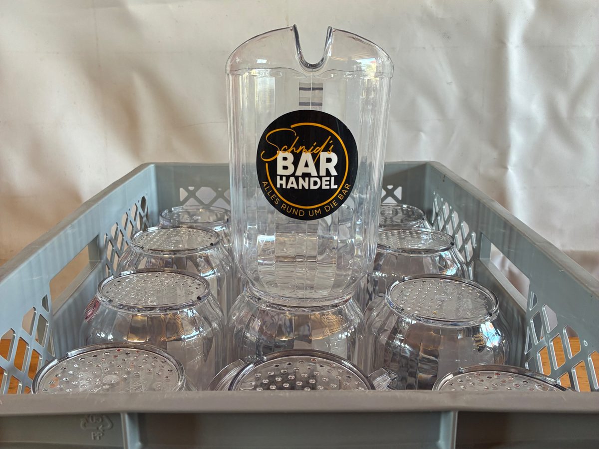 Hartplastikkaraffe mit Schmid's Bar Handel Logo im Gläserkorb