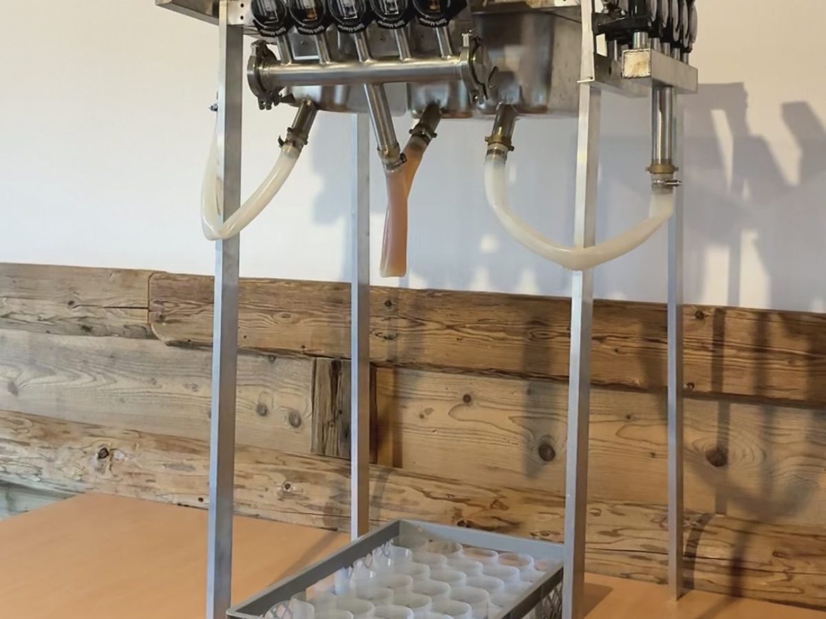 SchnapsFix System aus Edelstahl mit Dosierern über einem Gläserkorb